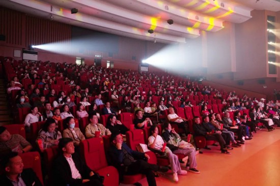 梨花飄香賀百年——慶祝中華全國總工會成立100周年二人轉(zhuǎn)專場演出璀璨綻放