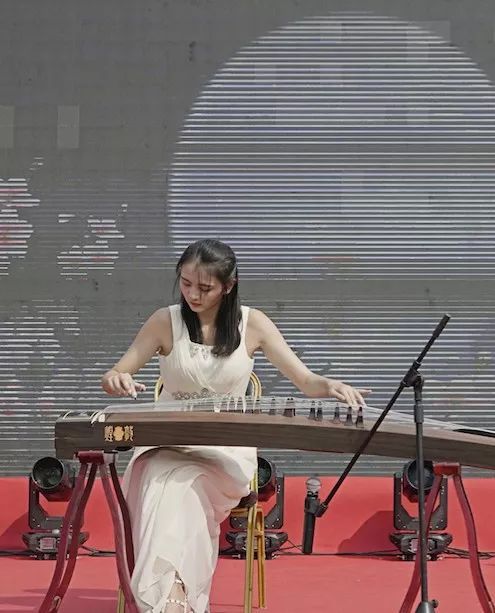 樂(lè)滿中秋經(jīng)典音樂(lè)會(huì)暨新都名優(yōu)產(chǎn)品展 雙節(jié)同慶，文旅融合奏響蓉城新篇章